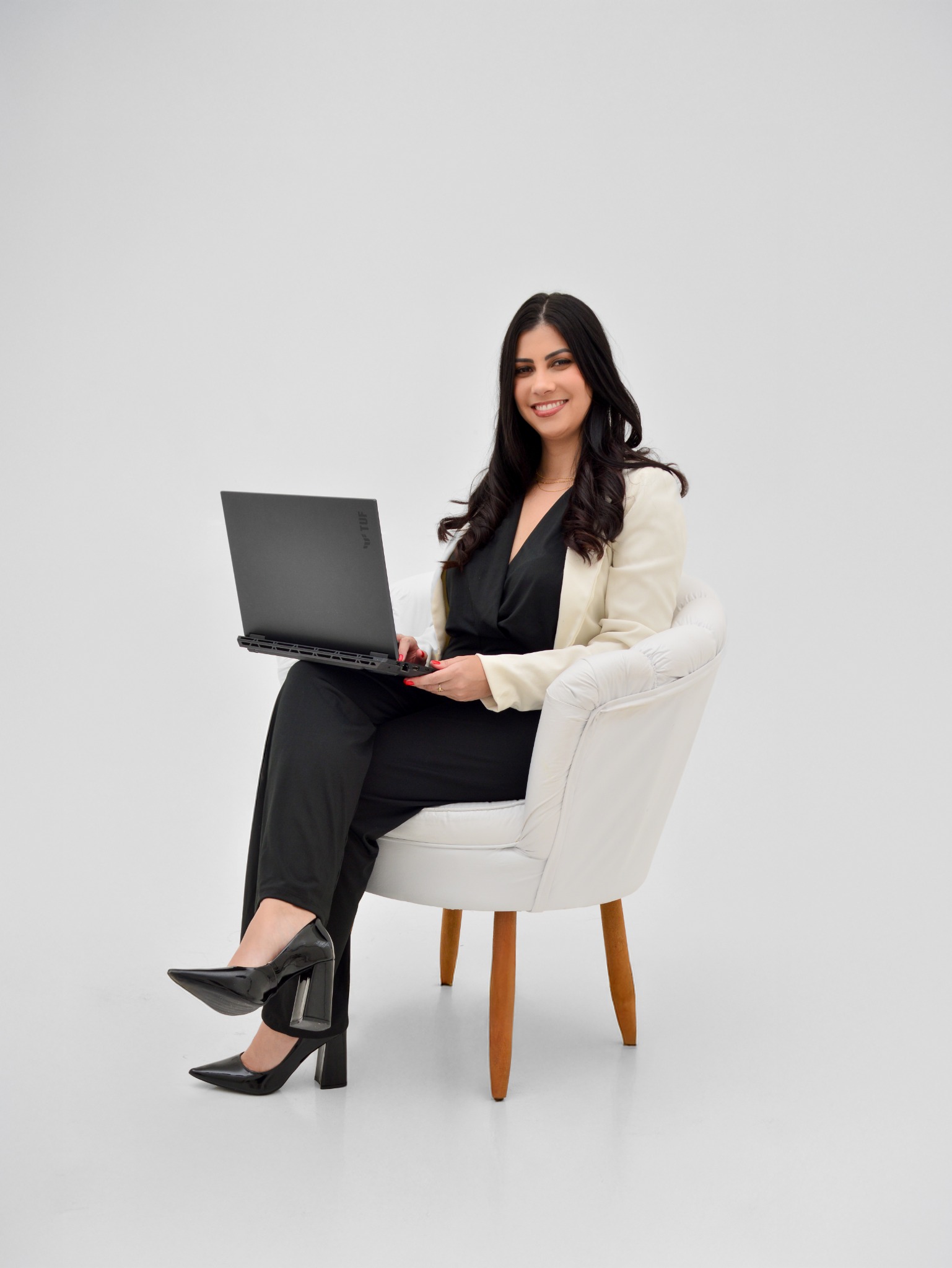 Mariana Maciel, fundadora da Terceriz, trabalhando em um notebook